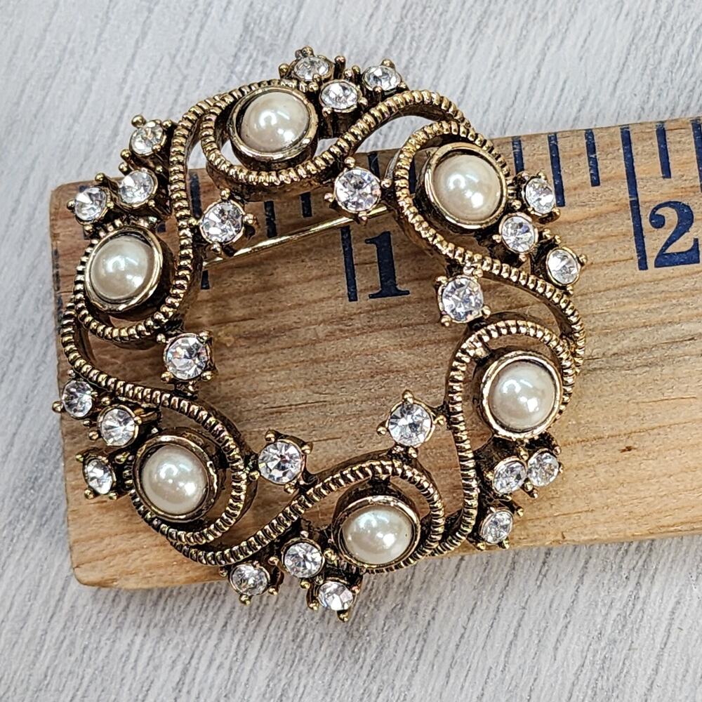 Vintage MONET Wreath Brooch 1.5" Faux Pearl Rhinestone Swirl Gold Tone Signed Bo - Picture 6 of 8
